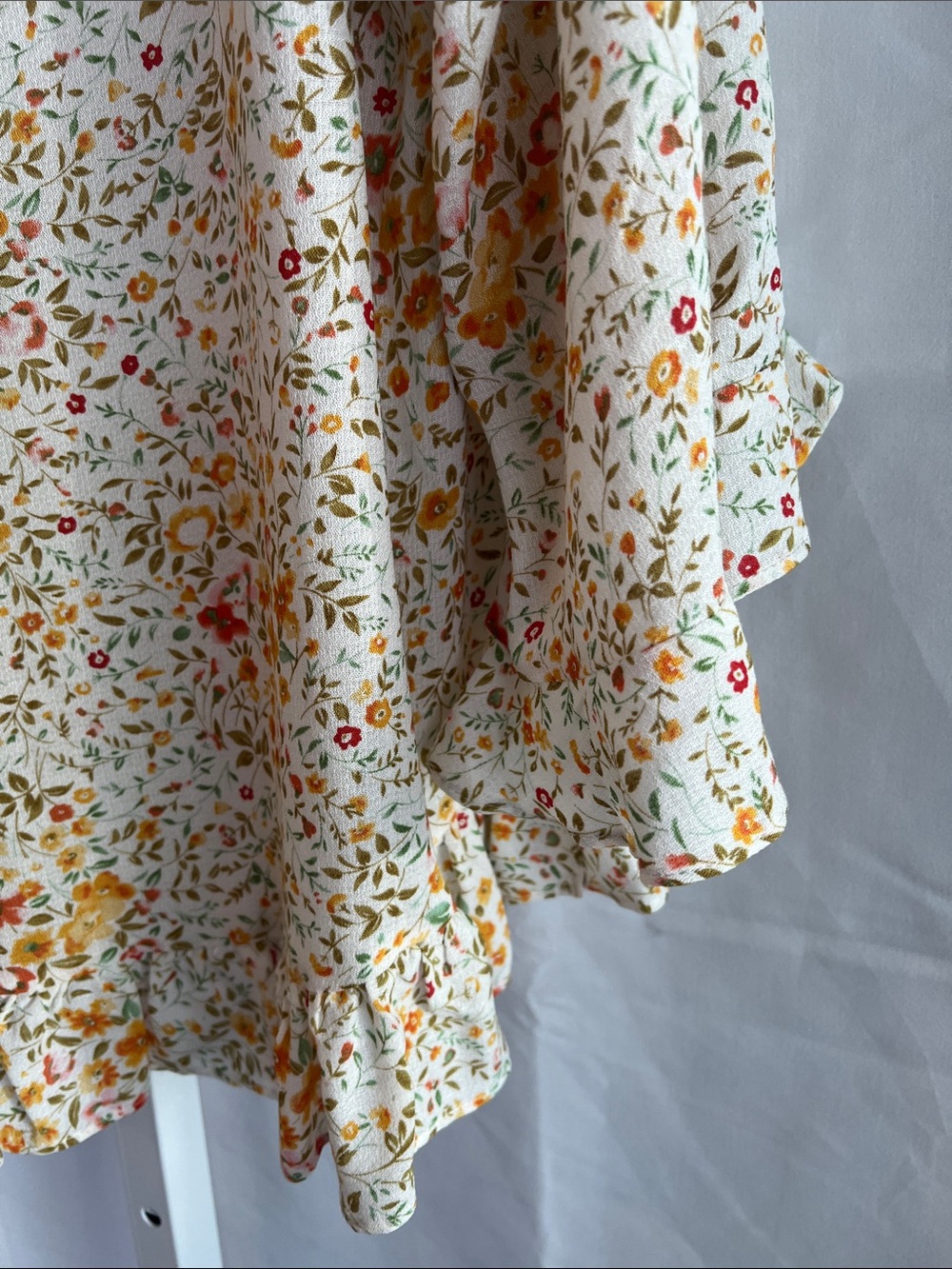 Rose & Thme Cream Floral V-Neck Ruffle Hem Blouse - Picture 16 of 16